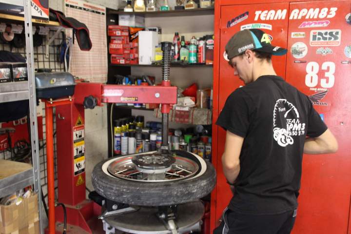 Nous vendons des pneus de moto adaptés à tous les terrains.